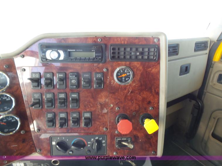 image for item L7296 2004 International 9400i semi truck