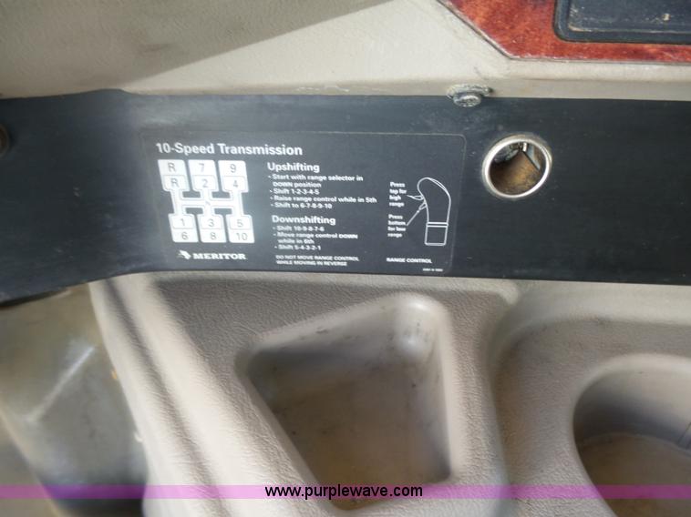 image for item L7296 2004 International 9400i semi truck