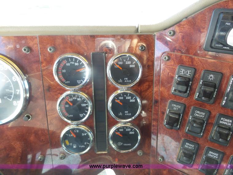 image for item L7296 2004 International 9400i semi truck