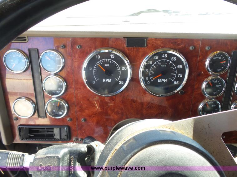 image for item L7296 2004 International 9400i semi truck