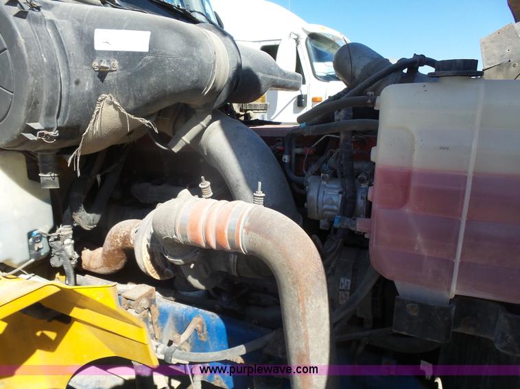 image for item L7296 2004 International 9400i semi truck