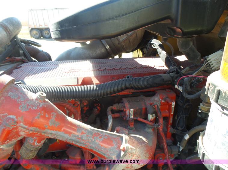 image for item L7296 2004 International 9400i semi truck