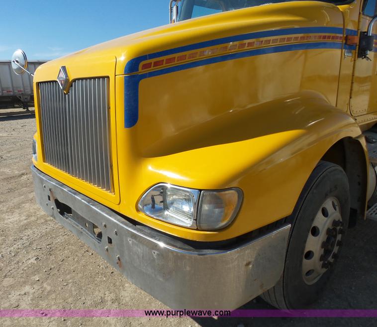 image for item L7296 2004 International 9400i semi truck