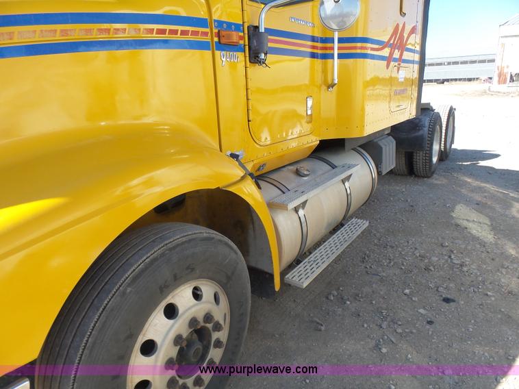 image for item L7296 2004 International 9400i semi truck