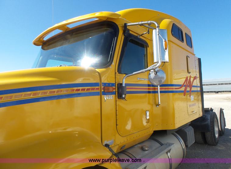 image for item L7296 2004 International 9400i semi truck