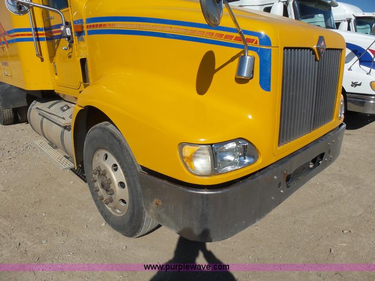 image for item L7296 2004 International 9400i semi truck