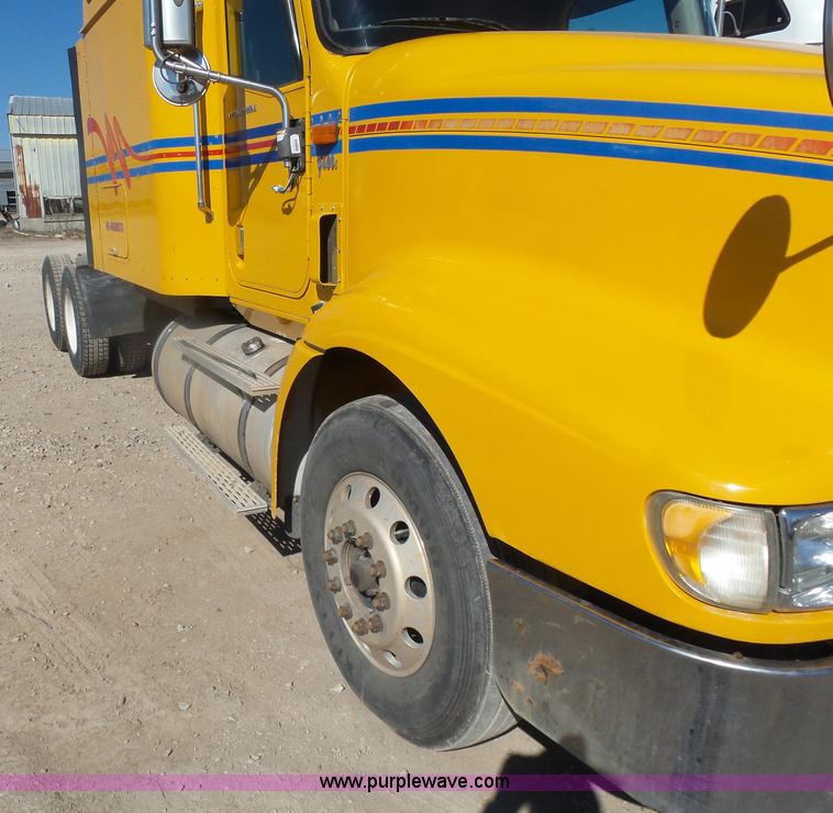 image for item L7296 2004 International 9400i semi truck