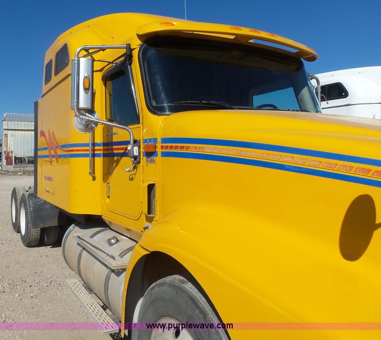 image for item L7296 2004 International 9400i semi truck