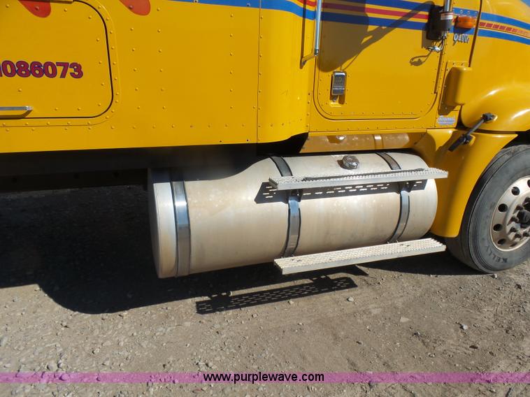 image for item L7296 2004 International 9400i semi truck