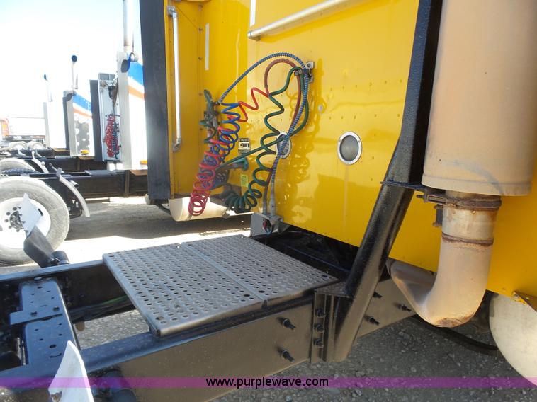 image for item L7296 2004 International 9400i semi truck