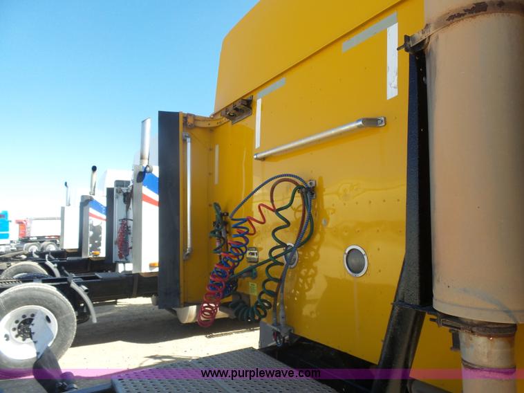 image for item L7296 2004 International 9400i semi truck