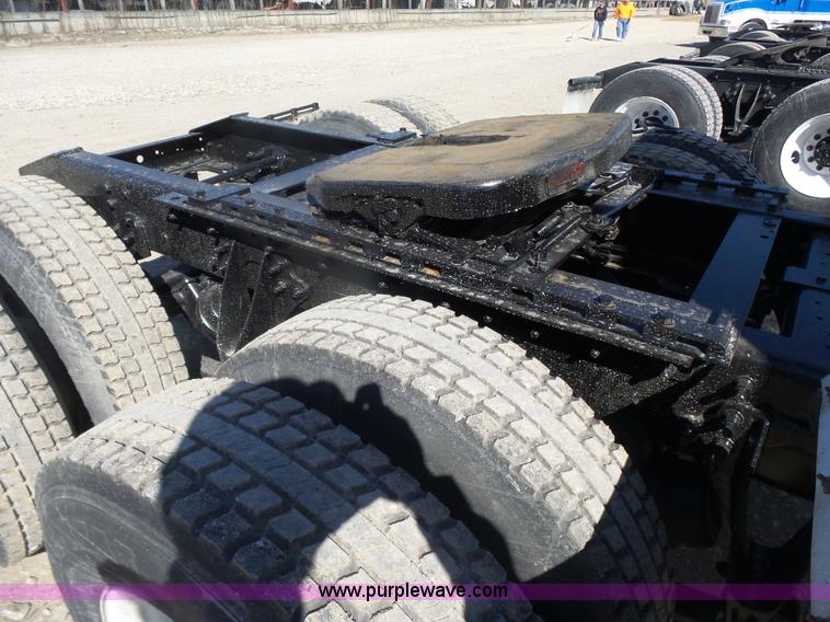 image for item L7296 2004 International 9400i semi truck