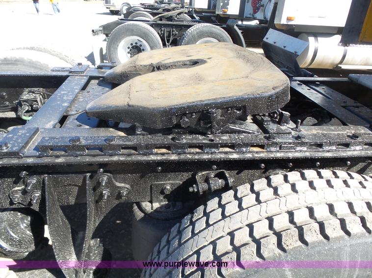 image for item L7296 2004 International 9400i semi truck