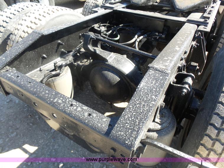 image for item L7296 2004 International 9400i semi truck