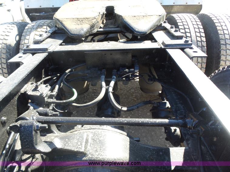 image for item L7296 2004 International 9400i semi truck