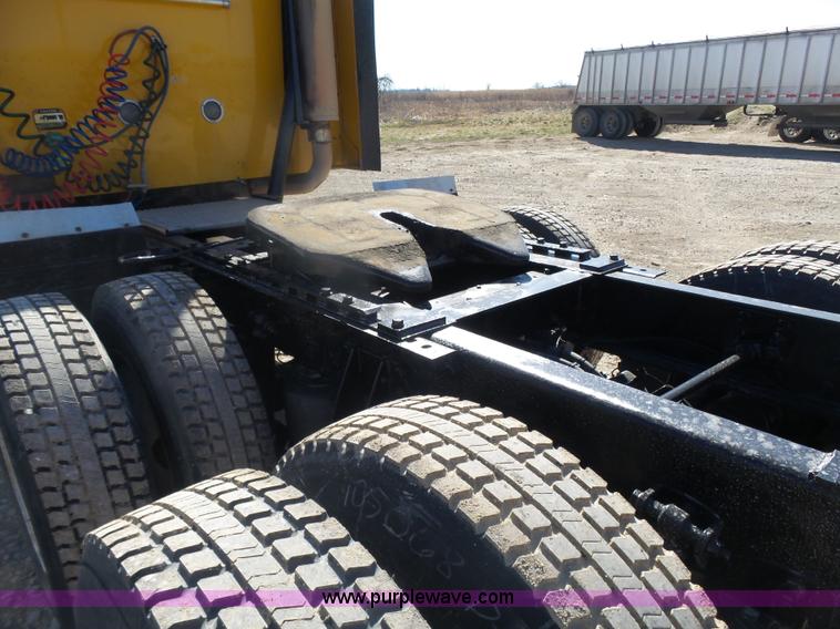 image for item L7296 2004 International 9400i semi truck