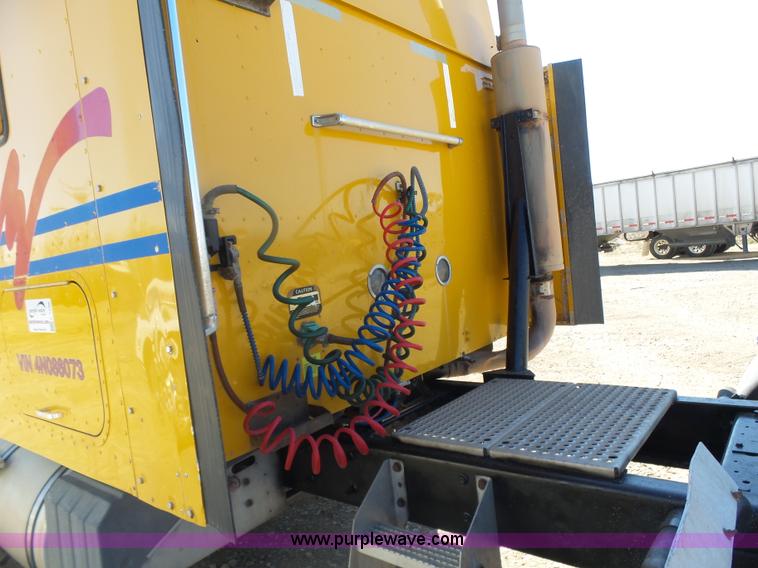 image for item L7296 2004 International 9400i semi truck