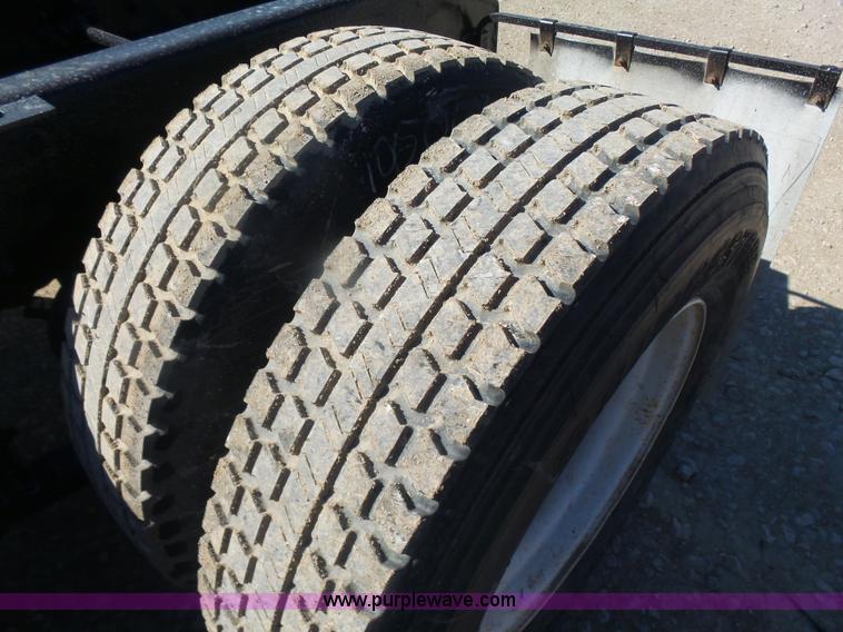 image for item L7296 2004 International 9400i semi truck