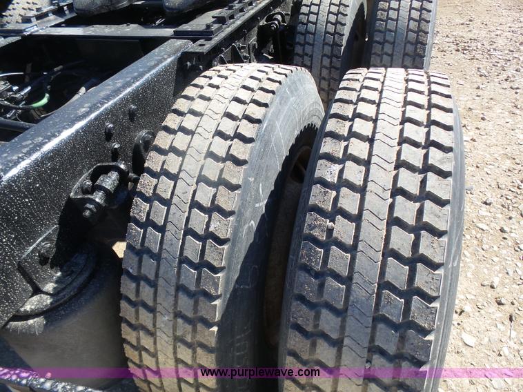 image for item L7296 2004 International 9400i semi truck