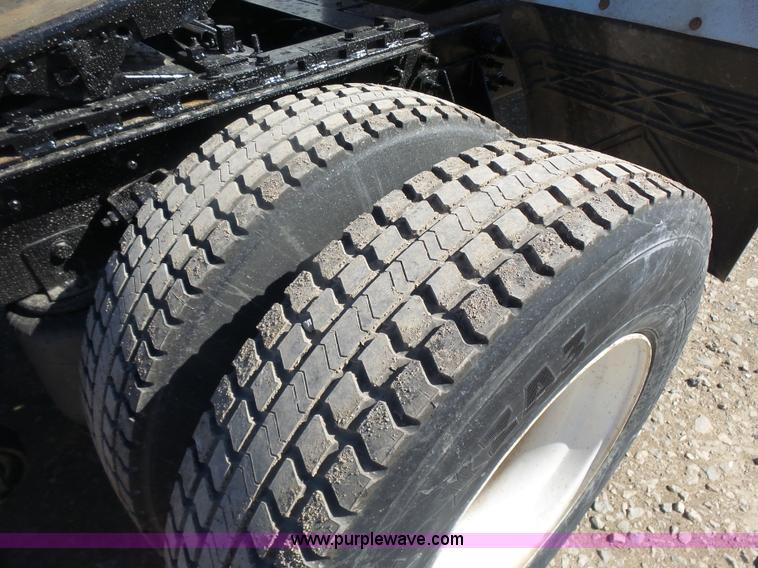 image for item L7296 2004 International 9400i semi truck