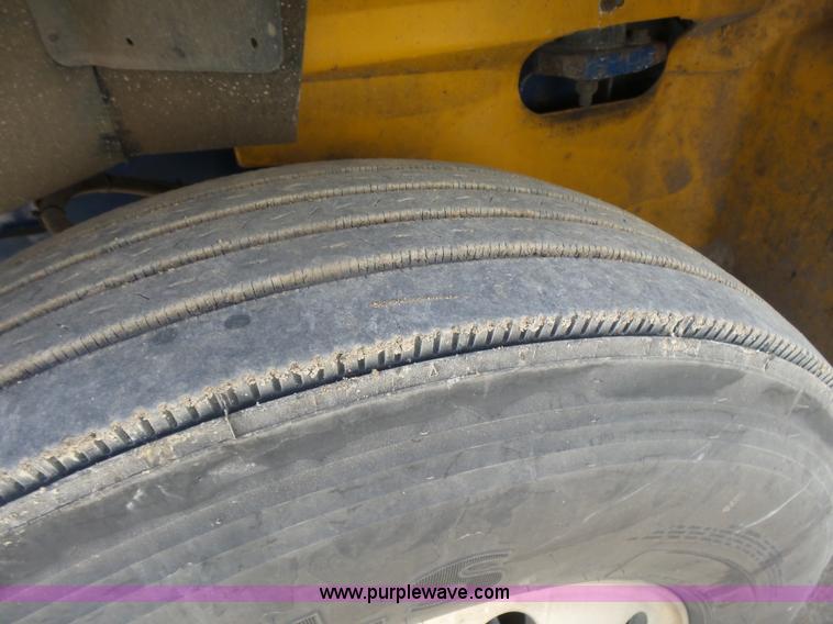 image for item L7296 2004 International 9400i semi truck