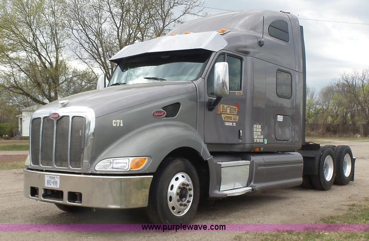 image for item L7357 2007 Peterbilt 387 semi truck