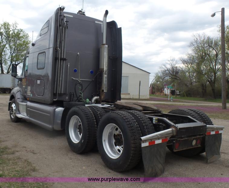 image for item L7357 2007 Peterbilt 387 semi truck