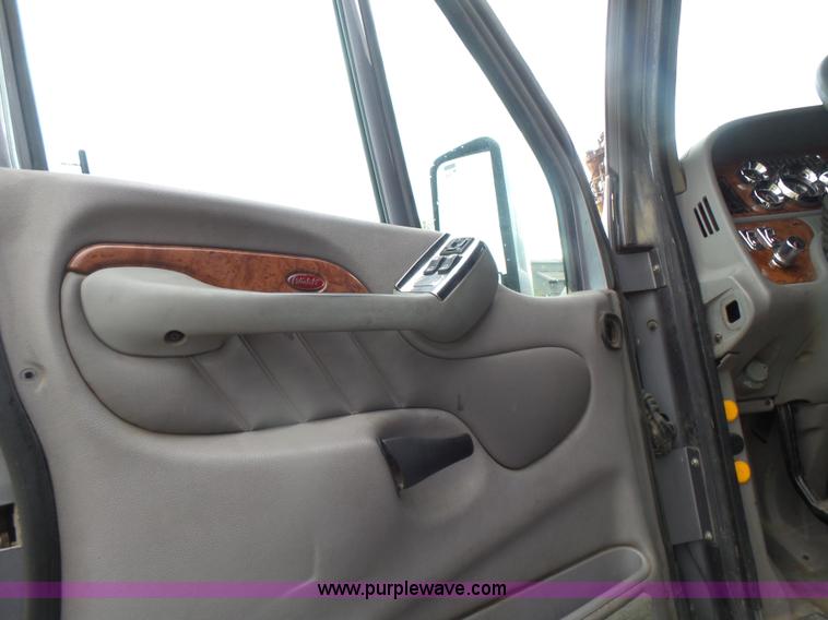 image for item L7357 2007 Peterbilt 387 semi truck