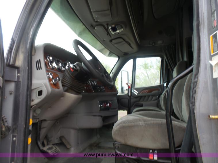 image for item L7357 2007 Peterbilt 387 semi truck