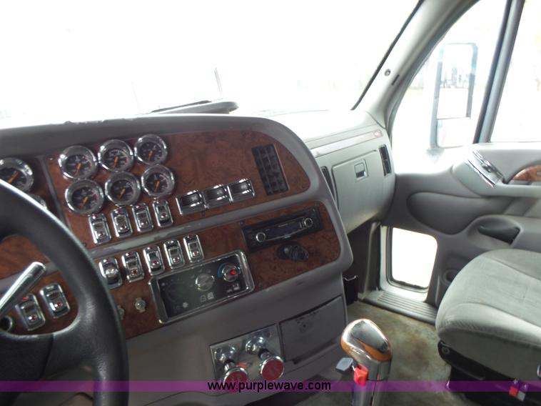 image for item L7357 2007 Peterbilt 387 semi truck