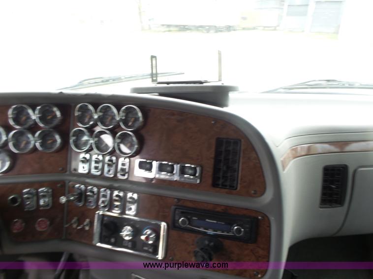 image for item L7357 2007 Peterbilt 387 semi truck