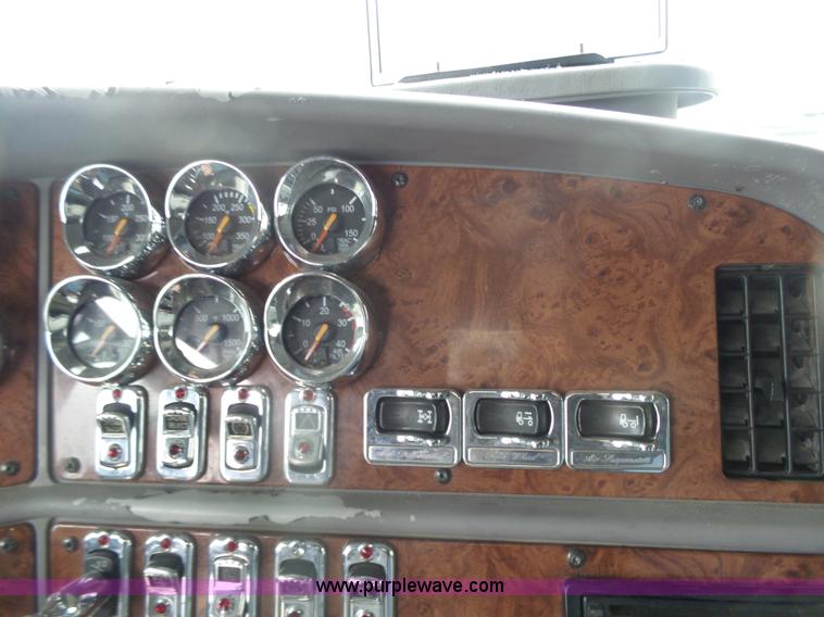 image for item L7357 2007 Peterbilt 387 semi truck