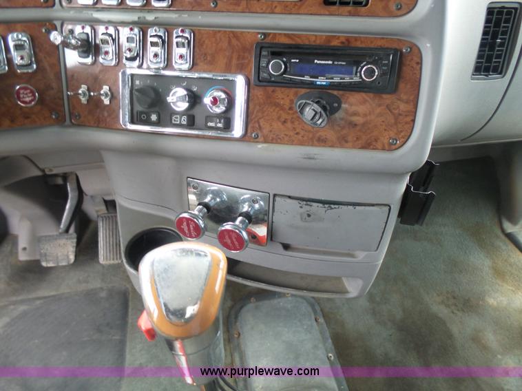 image for item L7357 2007 Peterbilt 387 semi truck