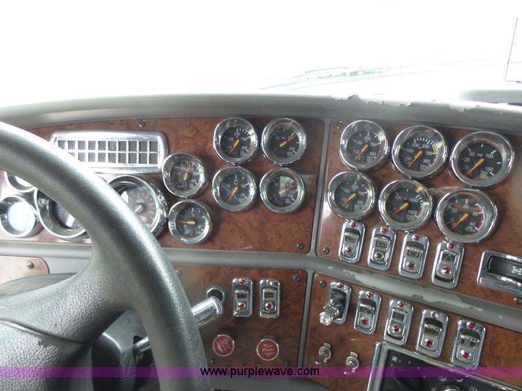 image for item L7357 2007 Peterbilt 387 semi truck