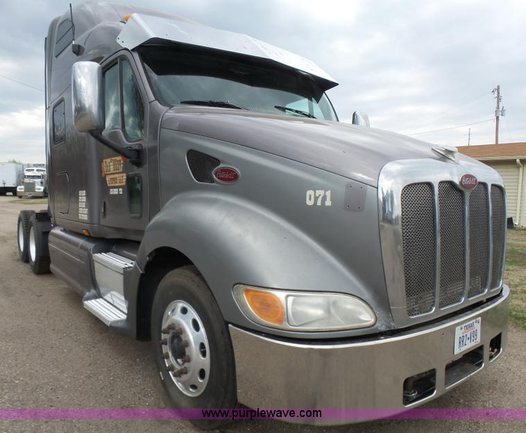 image for item L7357 2007 Peterbilt 387 semi truck
