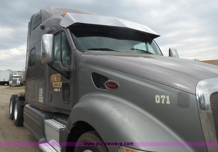 image for item L7357 2007 Peterbilt 387 semi truck
