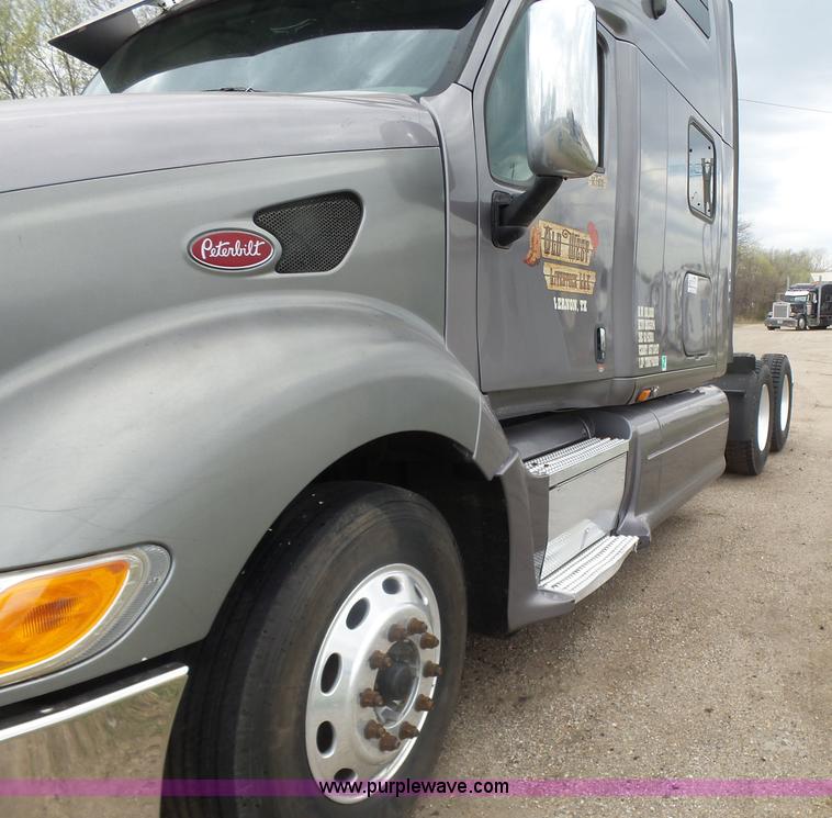 image for item L7357 2007 Peterbilt 387 semi truck