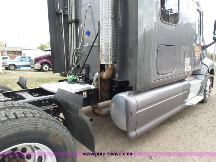 image for item L7357 2007 Peterbilt 387 semi truck