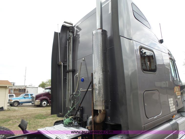 image for item L7357 2007 Peterbilt 387 semi truck