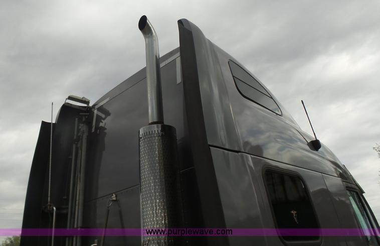 image for item L7357 2007 Peterbilt 387 semi truck