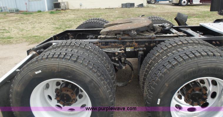 image for item L7357 2007 Peterbilt 387 semi truck