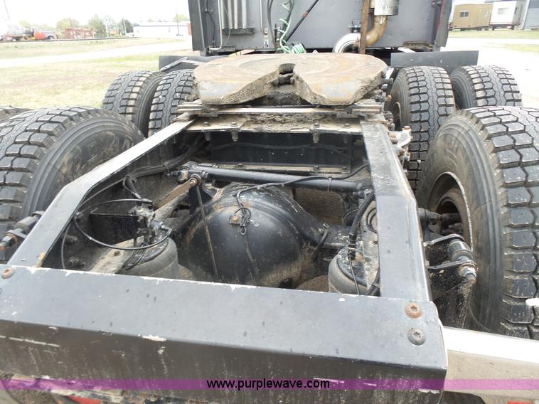 image for item L7357 2007 Peterbilt 387 semi truck