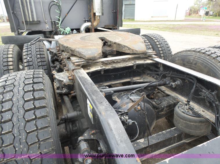 image for item L7357 2007 Peterbilt 387 semi truck