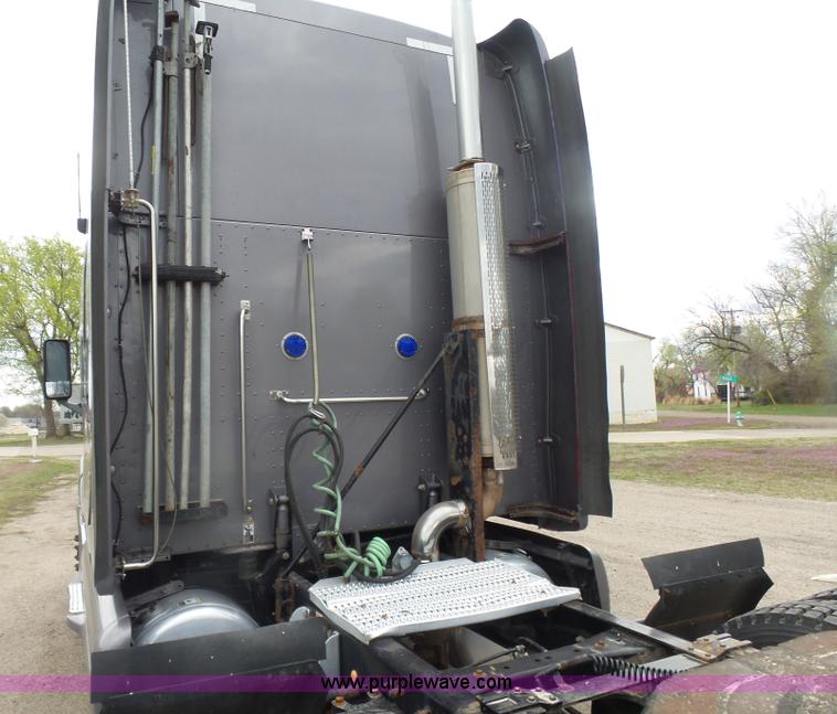 image for item L7357 2007 Peterbilt 387 semi truck