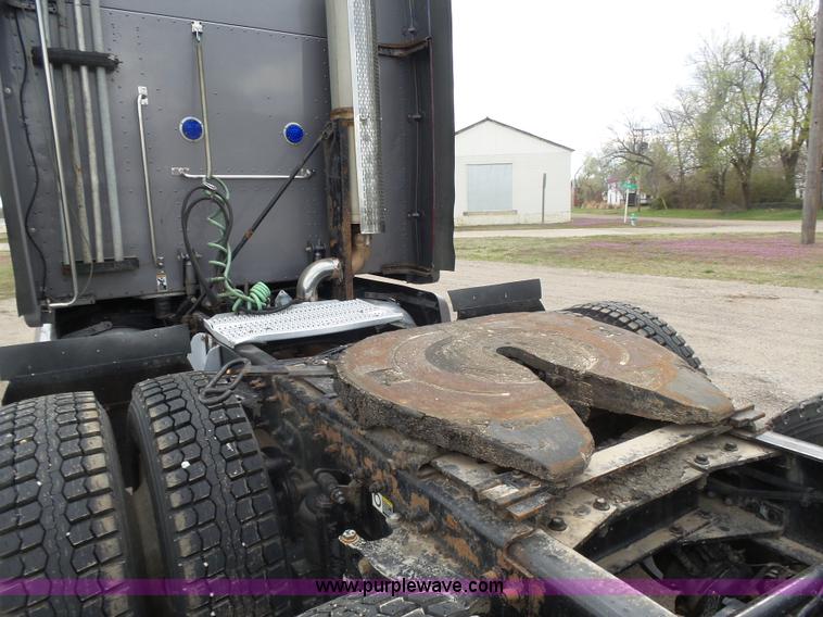 image for item L7357 2007 Peterbilt 387 semi truck