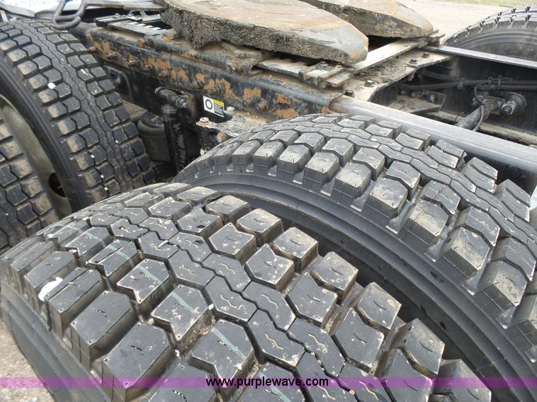 image for item L7357 2007 Peterbilt 387 semi truck