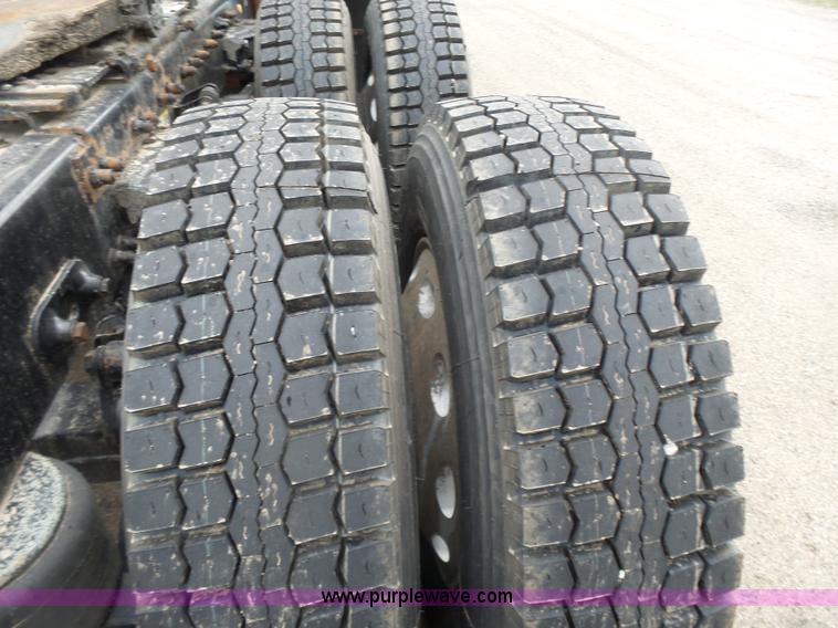 image for item L7357 2007 Peterbilt 387 semi truck