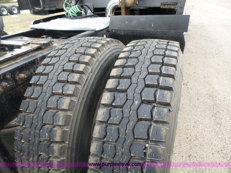 image for item L7357 2007 Peterbilt 387 semi truck