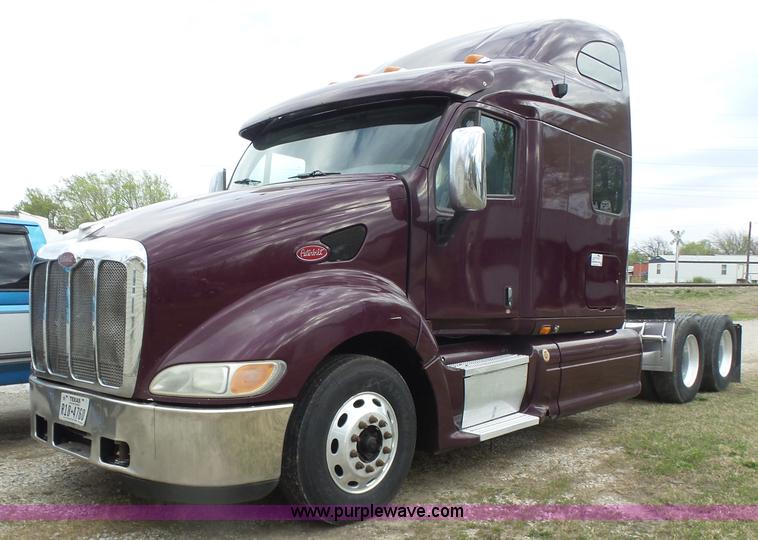 image for item L7358 2007 Peterbilt 387 semi truck