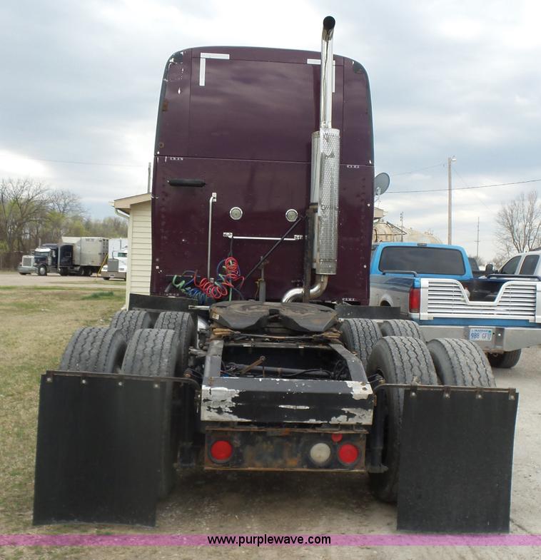 image for item L7358 2007 Peterbilt 387 semi truck